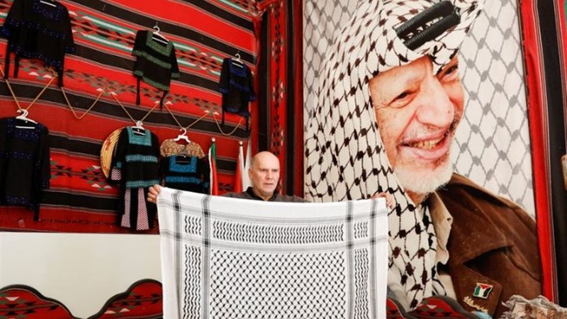 بائع الكوفية الفلسطينية بأمريكا