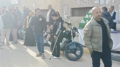 بالعكاز.. شابة تُشارك في الانتخابات الرئاسية 2024
