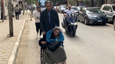 بكرسي محترك.. سيدة عجوز تدلى بصوتها في الانتخابات الرئاسية 2024