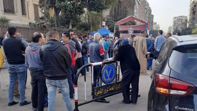 احتشاد المواطنين أمام اللجان للإدلاء بأصواتهم في حدائق القبة