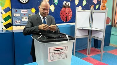 نشأت الديهى يدلى بصوته فى الانتخابات الرئاسية بالشيخ زايد