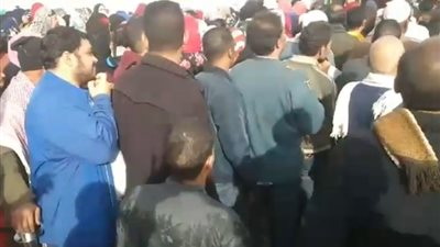 من مدرسة الفاروق بدار السلام.. زحام شديد على لجان الانتخابات| فيديو