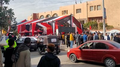 حشود كبيرة للمواطنين أمام اللجان الانتخابية في 6 أكتوبر.. صور
