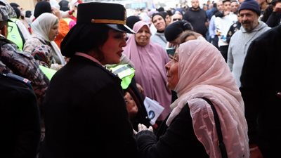 «حارسات مصر».. الشرطة النسائية تسهل عملية إدلاء المواطنين بأصواتهم