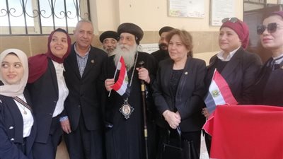 أسقف أكتوبر يدلي بصوته في الانتخابات بمدرسة القرية السياحية