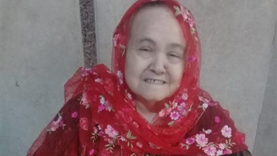 سيدة الشال «الحاجة سعدية»: جاية انتخب وبقول للشباب ينزل عشان مصر