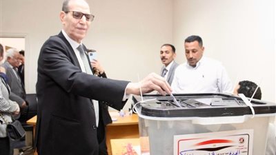 رئيس النيابة الإدارية يدلى بصوته في الانتخابات بمدينة الإنتاج الإعلامي