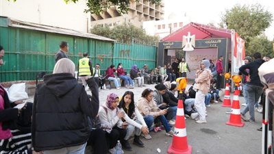 المواطنون ينتظرون أمام اللجان الانتخابية بمصر الجديدة بعد استئناف العمل
