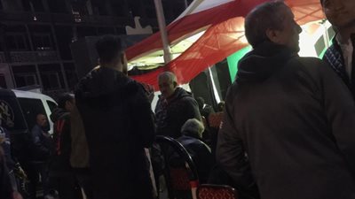 صفوف من المواطنين أمام مدرسة الشيخ علي يوسف بحي السيدة  زينب