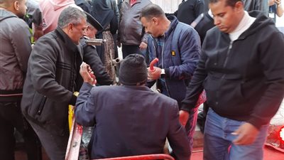 «يد مصر الحانية».. رجال الأمن يساعدون ذوي الاحتياجات لدخول لجانهم