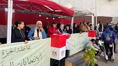 استمرار توافد المواطنين بالمدرسة القومية في حي العجوزة