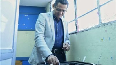 نقيب الصحفيين يدلي بصوته في الانتخابات بمدرسة الشيخ علي بالسيدة زينب