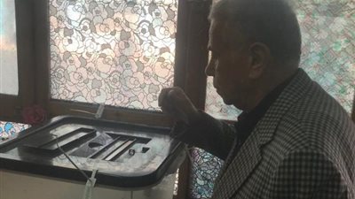 رئيس الأهلي الأسبق يدلي بصوته في الانتخابات بالمنيل