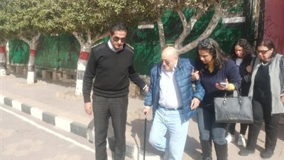 رجال الشرطة يساعدون كبار السن في الوصول إلى لجانهم الانتخابية