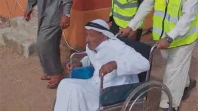 بكرسي متحرك.. أكبر مشايخ مدينة دهب يشارك في الانتخابات الرئاسية