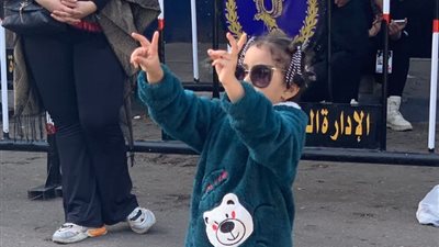 بالصور.. طفلة أنيقة تحصل على «فوتوسيشن» خاص أمام اللجان الانتخابية