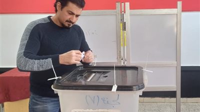 بـ«لوك» ألف ليلة وليلة.. ياسر جلال يدلي بصوته في الانتخابات الرئاسية
