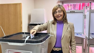 لميس الحديدي تدلى بصوتها في الانتخابات الرئاسية بالجيزة