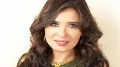 الفنانة دينا تدلي بصوتها في الانتخابات الرئاسية بالدقي