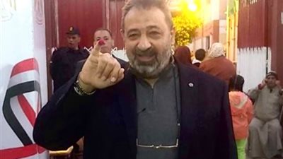 مجدي عبد الغني يدلي بصوته في مدرسة بدر الإعدادية للبنين بالدقي