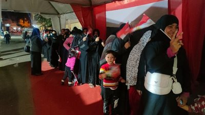 هن الأكثر.. زحام شديد من سيدات إمبابة للتصويت بلجنة مدرسة أحمد عرابي.. صور