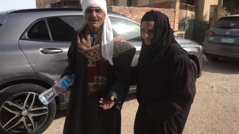 سيدة عجوزة وزوجها أثناء الانتخابات
