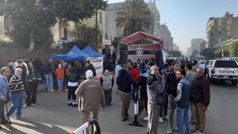 توافد الناخبين أمام اللجان الانتخابية