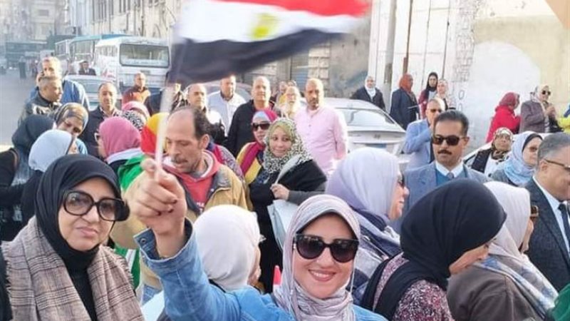 مواطنين أمام لجان الاقتراع بالإسكندرية