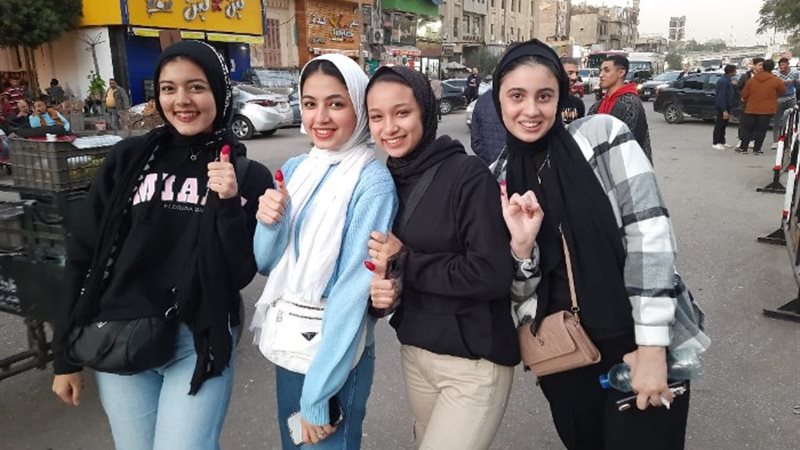 فتيات يشاركن في الانتخابات
