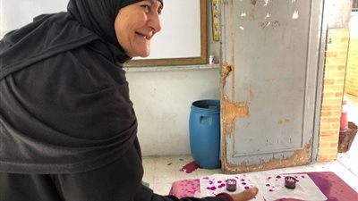 مش هيأثر على الطبخ؟.. سيدة تمازح مشرفي إحدى اللجان بسبب الحبر الفسفوري