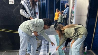 «البركة في الشباب».. تجهيز علم فلسطين لرفعه ضمن وقفة الصحفيين