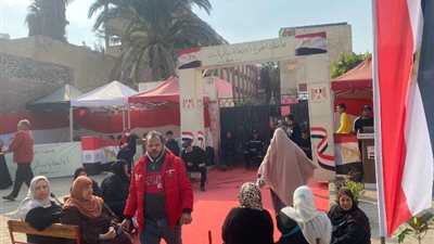 توافد كبير للمواطنين بمدرسة توفيق الحكيم بالعجوزة