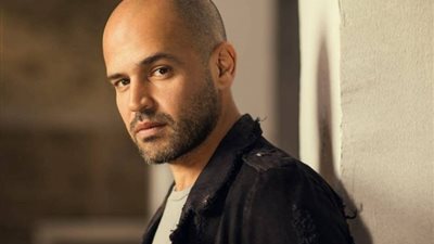 فيديو.. أبو يُغني بعنوان «World goes blin» في «الجونة» لدعم فلسطين