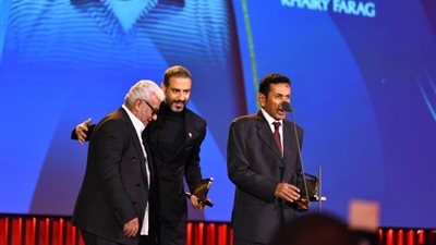 محمد فراج يسلم التكريم لفنانين الـ«كلاكيت» خلال افتتاح مهرجان «الجونة»