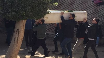وصول جثمان المخرج أحمد البدري إلى مسجد الحصري