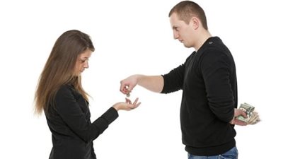 بعد سعادة استمرت 6 سنوات.. بخل الزوج يحول حياة الأسرة إلى «جحيم»