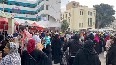 امتلاء الشوارع المحيطة بالمدرسة القومية بالناخبين في العجوزة