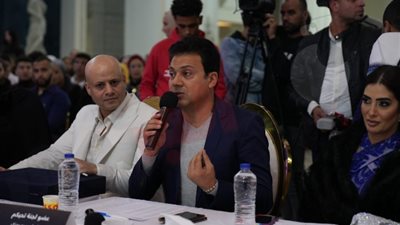 عمرو رمزي يطالب متسابقات «Miss elegant» بالهدوء