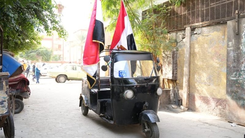 بالضحك والمرح ... توك توك يحمل أعلام مصر ويجوب باللجان الان