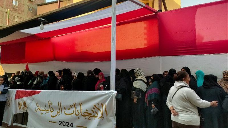 توافد الناخبين أمام اللجان الانتخابية