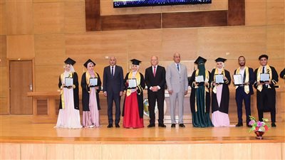 رئيس جامعة سوهاج يشهد حفل تخرج الدفعة 51 من كلية التربية 
