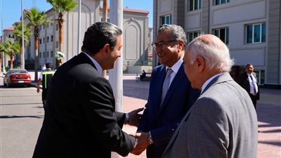 محافظ دمياط يزور جامعة حورس ويفتتح برنامج تطوير مهارات العاملين