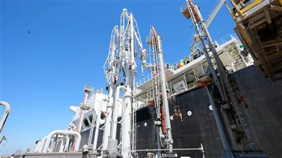 وزير البترول يتفقد سفينتي استقبال الغاز الطبيعي بالعين السخنة
