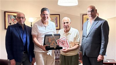 حسين لبيب يكرم أيمن الرمادي بعد رحيله عن تدريب الزمالك ويمنحه درع النادي