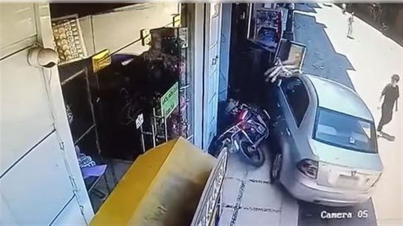 السيارة أثناء  الإصدام بفاترينة خشبية 