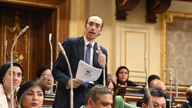 النائب محمد عبد العزيز