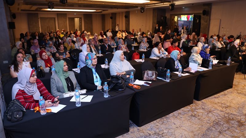 خلال المؤتمر 
