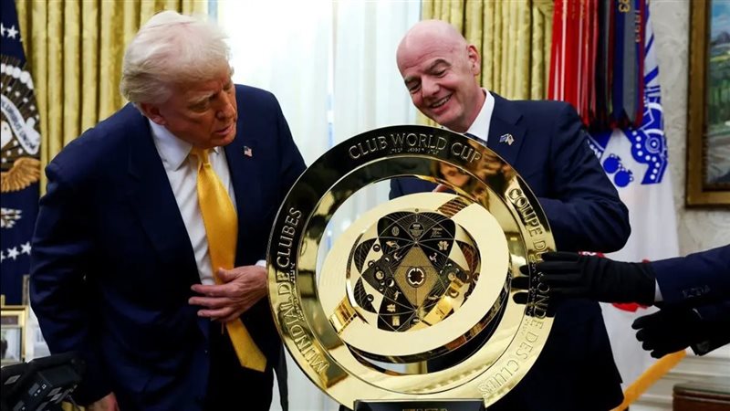 ترامب مع رئيس الفيفا