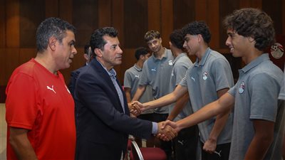وزير الرياضة يزور معسكر منتخب 17 سنة ويطمئن على استعداداته لكأس العالم