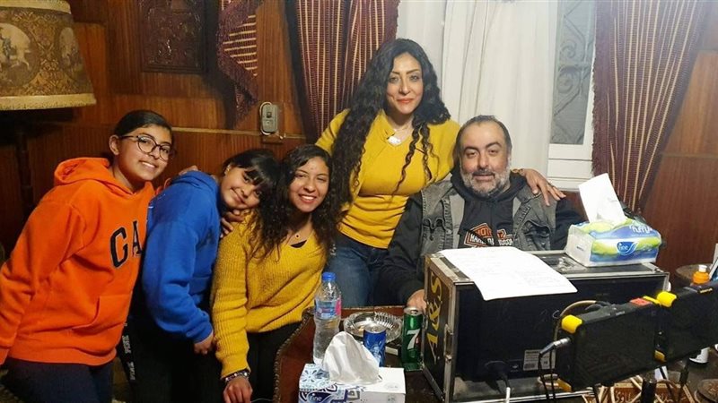 سامح عبدالعزيز وأسرته 